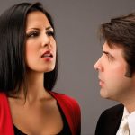 Ce să faci atunci când cineva te disprețuiește? Ghid complet pentru a face față disprețului din relații personale și profesionale