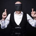 Cum se curăță o piatră de mormânt? Paranormali si prestidigitatori