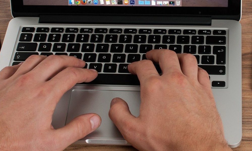 cum se scrie @ in mac