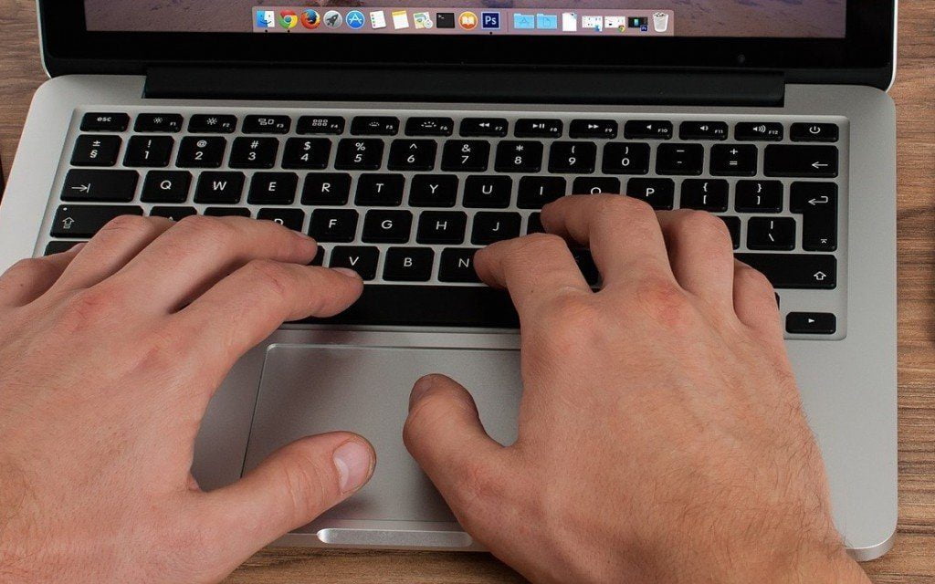 cum se scrie @ in mac