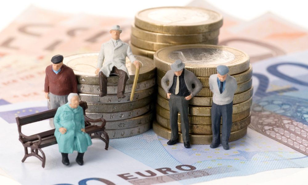 teapa cu banii de pensii scaled