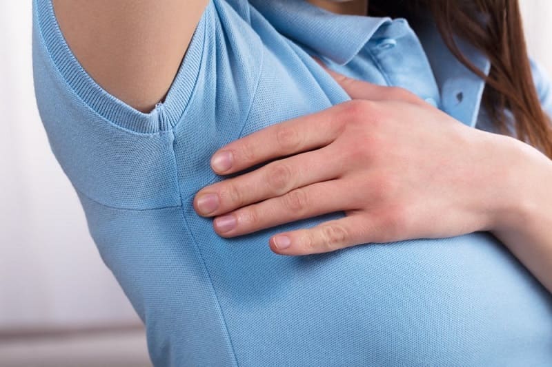 Cum faci ca deodorantul să persiste mai mult? de ce miros urat cand transpir