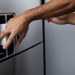 Cum se îngrijește pielea sensibilă? Ghidul complet pentru o piele calmă și sănătoasă