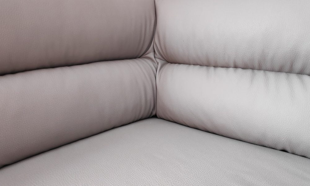 Cum se Curăță și se Îngrijește Mobilierul din Piele pentru a-l Păstra Impecabil: Fără Praf, Pete sau Crăpături intretinere canapele din piele