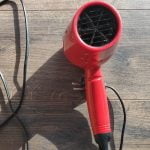 Cum să faci apă/infuzie de rozmarin pentru a-o folosi pe păr? Ghid complet pentru un păr strălucitor și sănătos