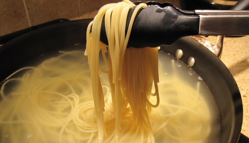 Cum și de ce să adaugi bicarbonat de sodiu în apa unde gătești pastele?