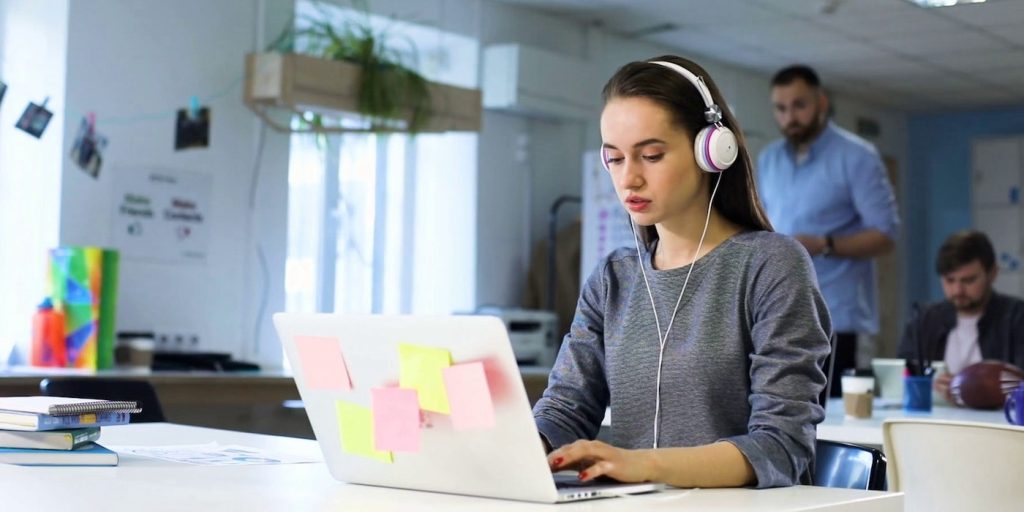 Se învață mai ușor cu muzică – ce genuri muzicale stimulează învățarea?