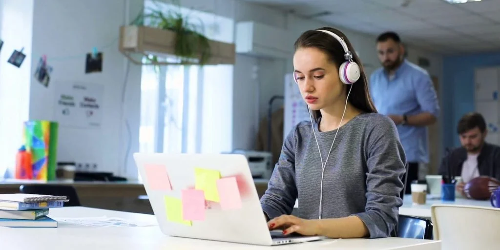 Se învață mai ușor cu muzică – ce genuri muzicale stimulează învățarea?