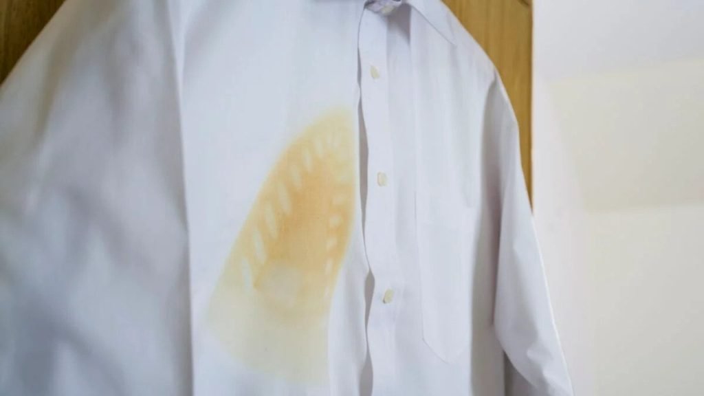 Cum se elimină urmele de arsură pe haine ce provin de la fierul de călcat?