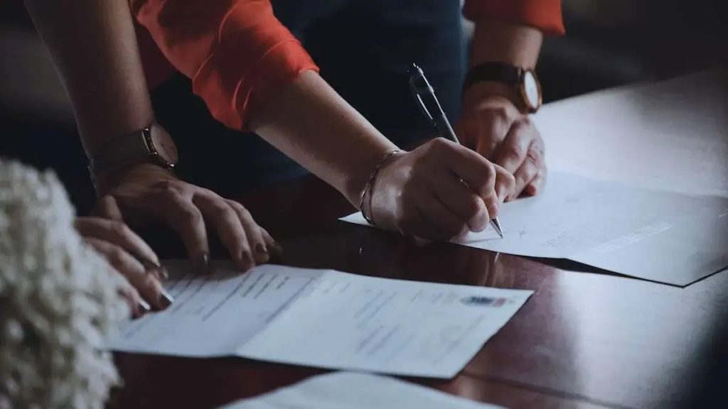 Cum se semnează actele în locul altei persoane?