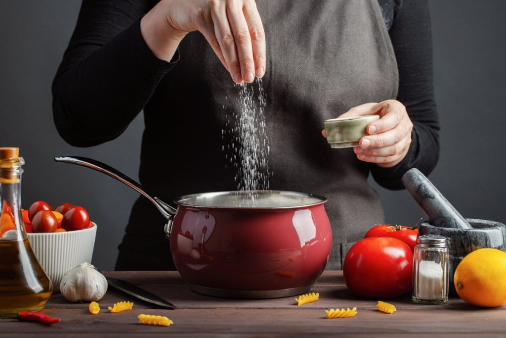 8 alimente și băuturi care pot ajuta la completarea electroliților