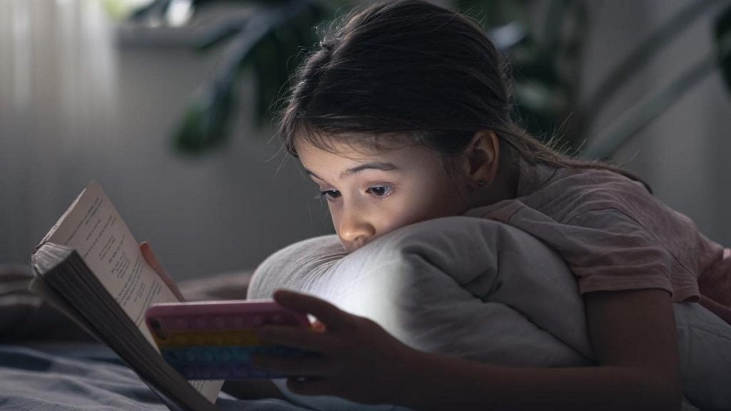 Impactul retelelor sociale asupra bunastarii emotionale a adolescentilor